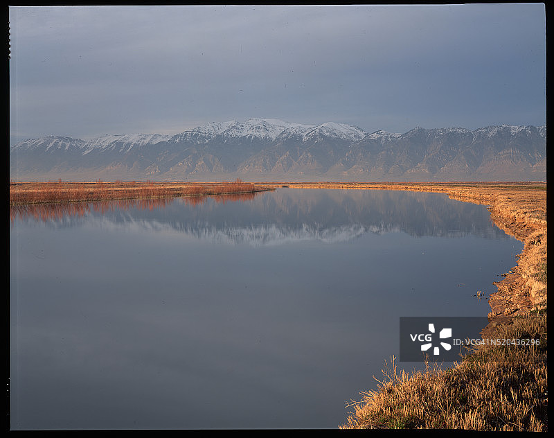 早春时节倒映在熊河上的山脉图片素材