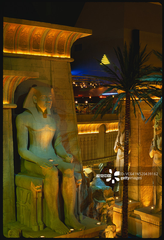 卢克索酒店的巨像和棕榈树图片素材