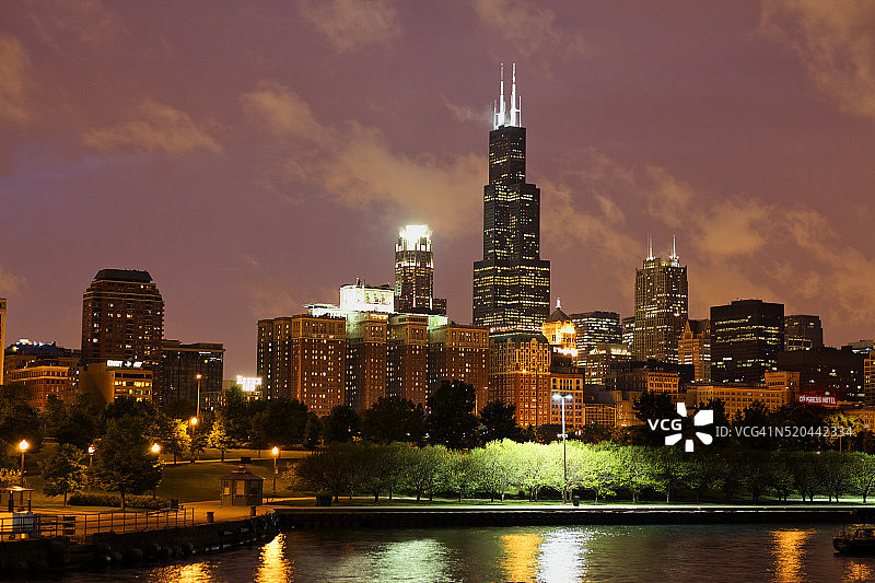 从谢德水族馆看到的密歇根湖和芝加哥天际线图片素材