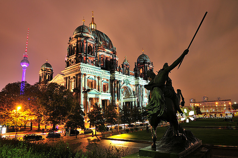 灯光下的柏林大教堂图片素材