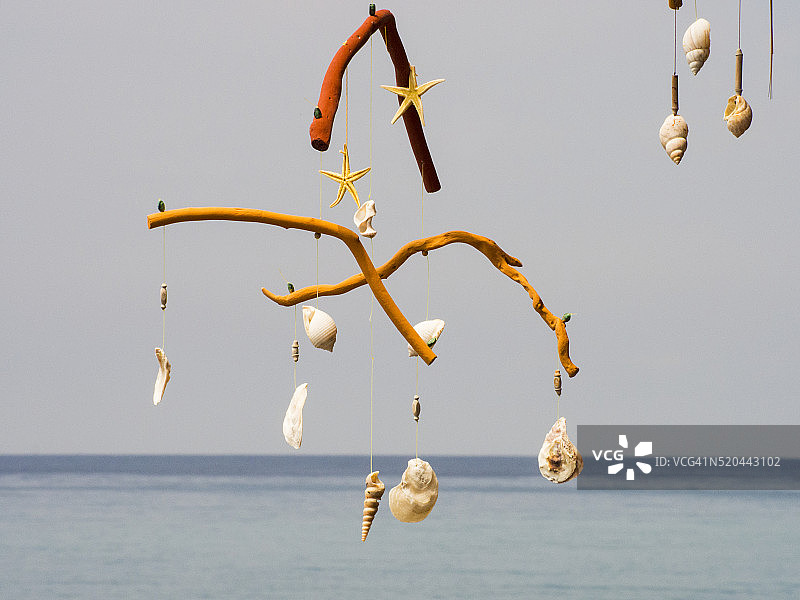 在希腊莱斯沃斯岛海滩酒吧的浮木和贝壳制成的手机图片素材