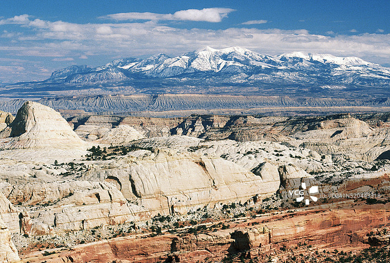 悬崖墙壁之上的砂岩穹顶图片素材
