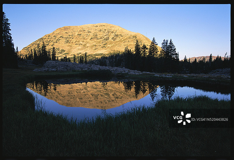 沃森山倒映在高山湖中图片素材