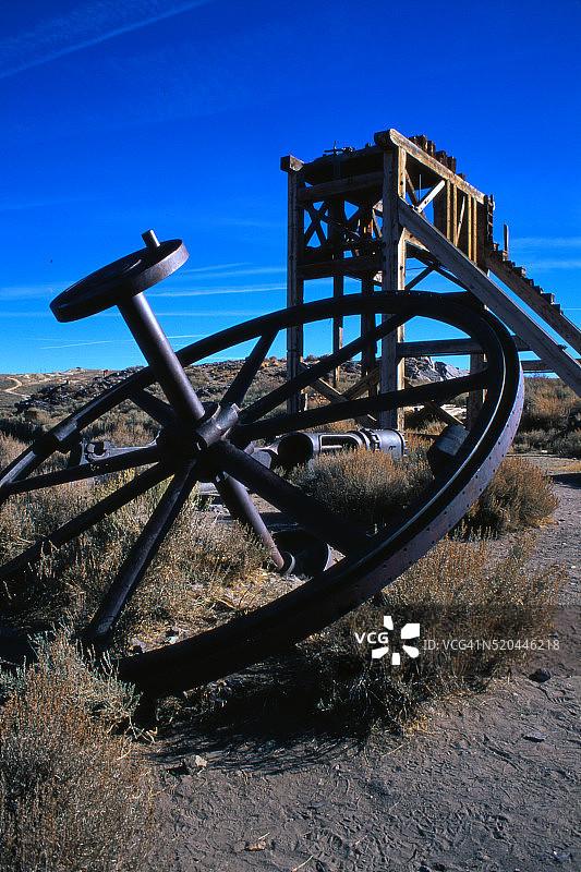 鬼镇中的废弃设备图片素材