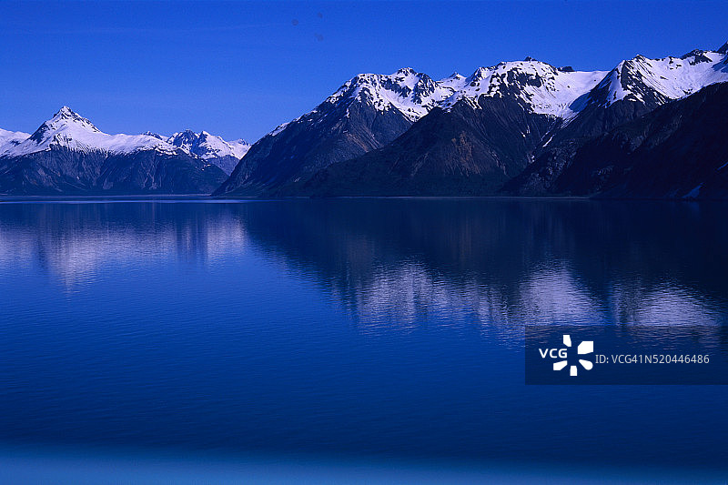 冰川湾周围的群山图片素材