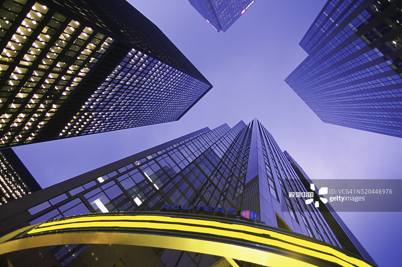 从下方拍摄的多伦多摩天大楼图片素材