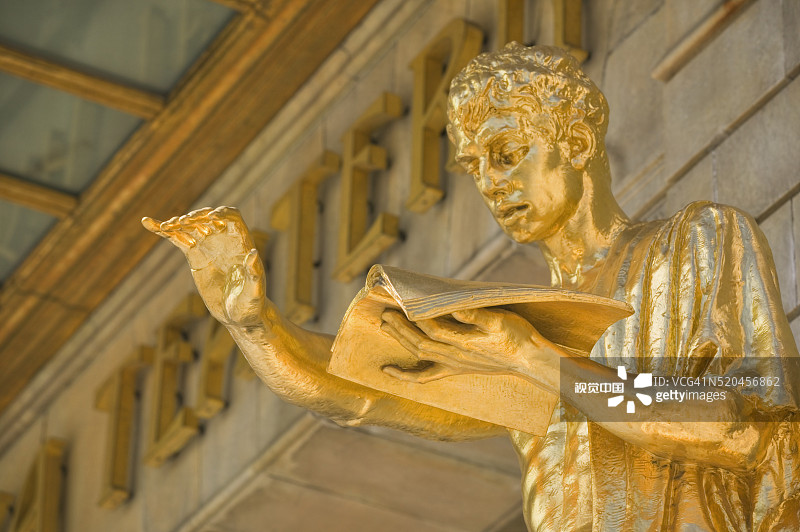 皇家戏剧院前雕像的细节图片素材