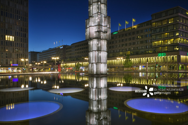 黄昏时分Sergels Torg的玻璃喷泉图片素材