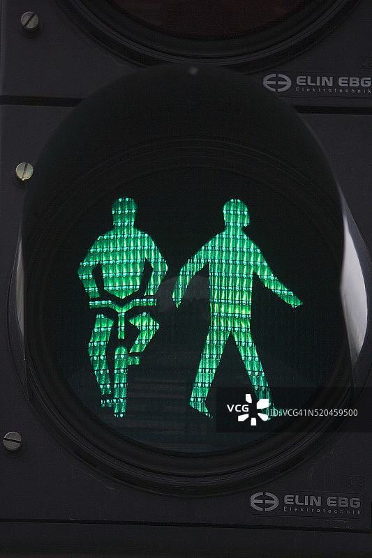 绿色人行道和自行车道标志图片素材