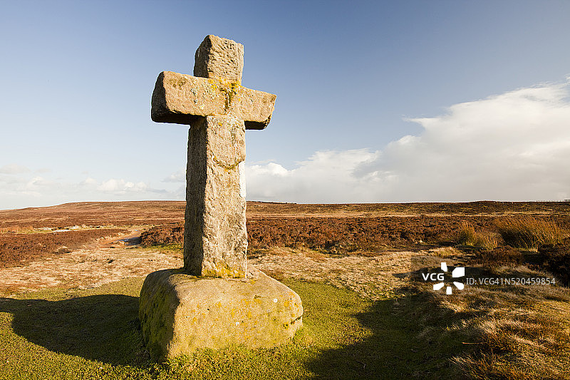 考珀斯十字架：位于英国约克郡伊尔克利沼泽的古老石十字图片素材