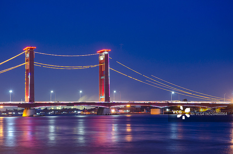 黄昏时分绚丽的安培拉大桥图片素材