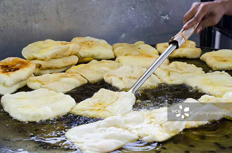 正在炸制的Martabak Har，印度尼西亚巨港图片素材