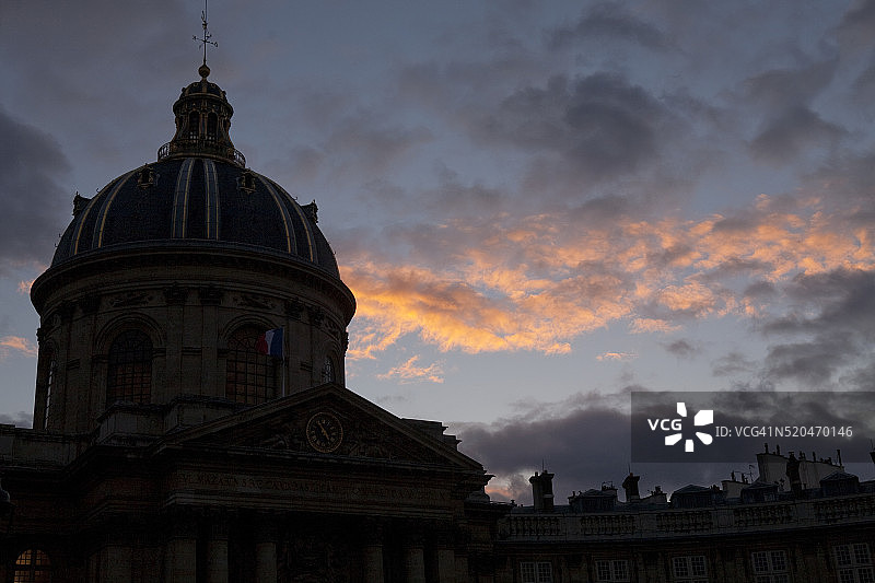 法兰西学院的圆顶，背景是黄昏的天空图片素材