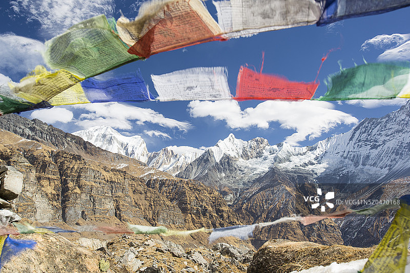尼泊尔喜马拉雅山脉安娜普尔纳保护区海拔4130米的安娜普尔纳大本营和鱼尾峰图片素材