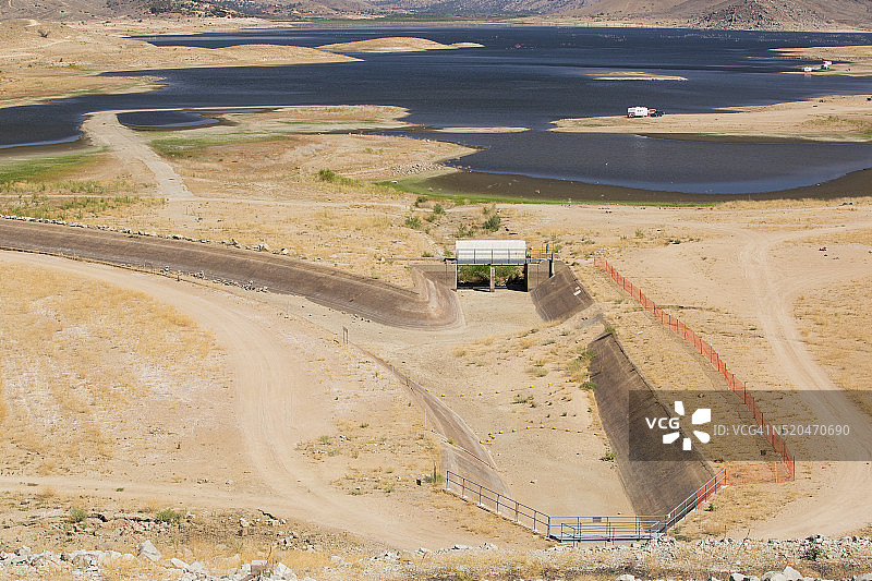 加州中央山谷以东，贝克斯菲尔德附近的伊莎贝拉湖容量不足13%图片素材