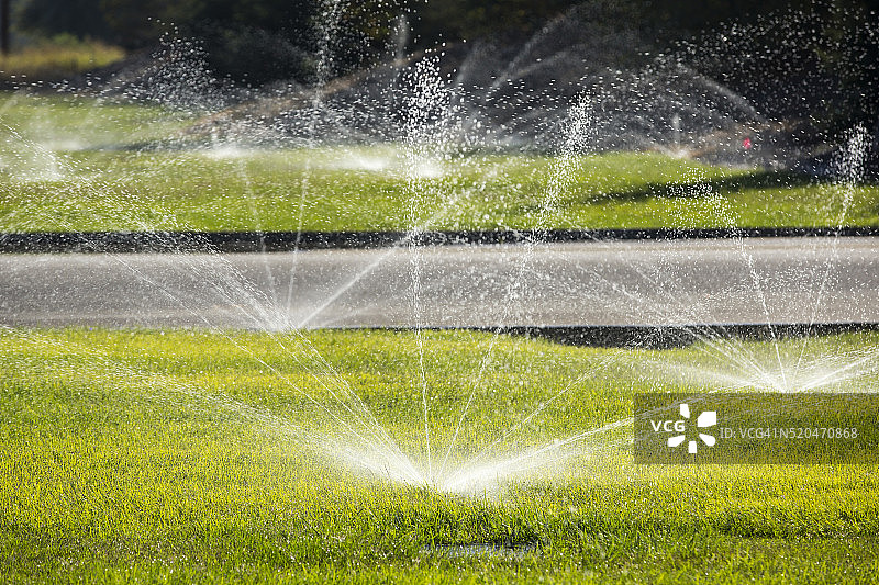 尽管遭遇有史以来最严重的干旱，人们仍然在浇灌草坪图片素材