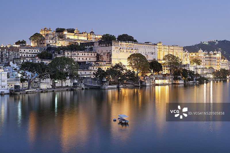 印度乌代布尔城市宫殿和皮丘拉湖图片素材