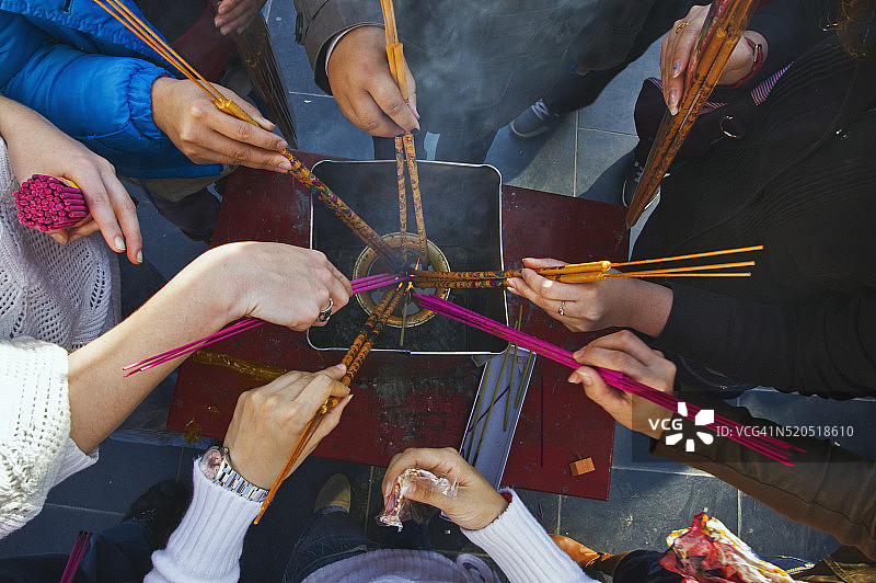 在雍和宫点燃香图片素材