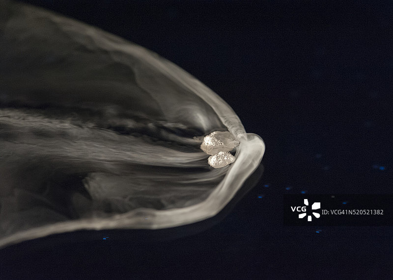 水面上的冷冻二氧化碳雪图片素材