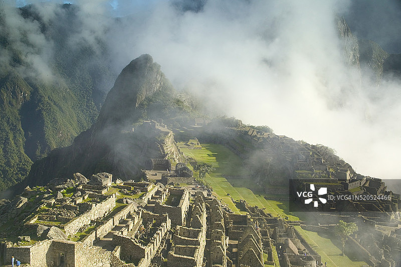 晨雾中的马丘比丘图片素材