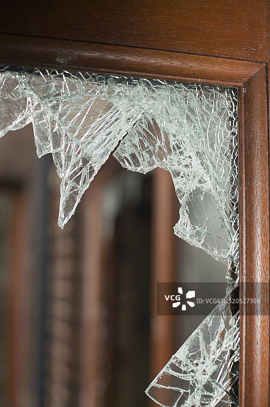 门上的碎玻璃窗格图片素材