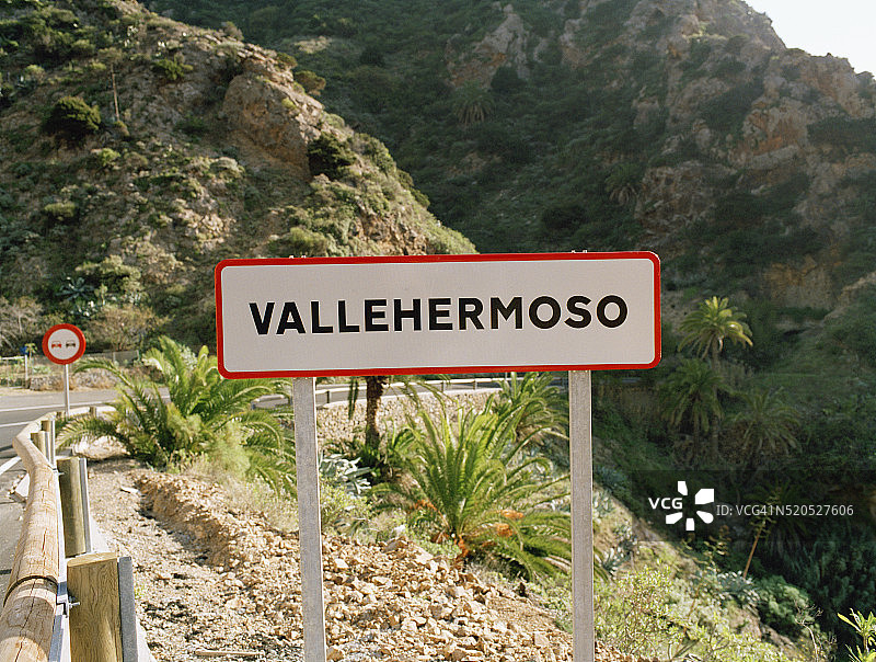 美丽山谷中的道路标志图片素材