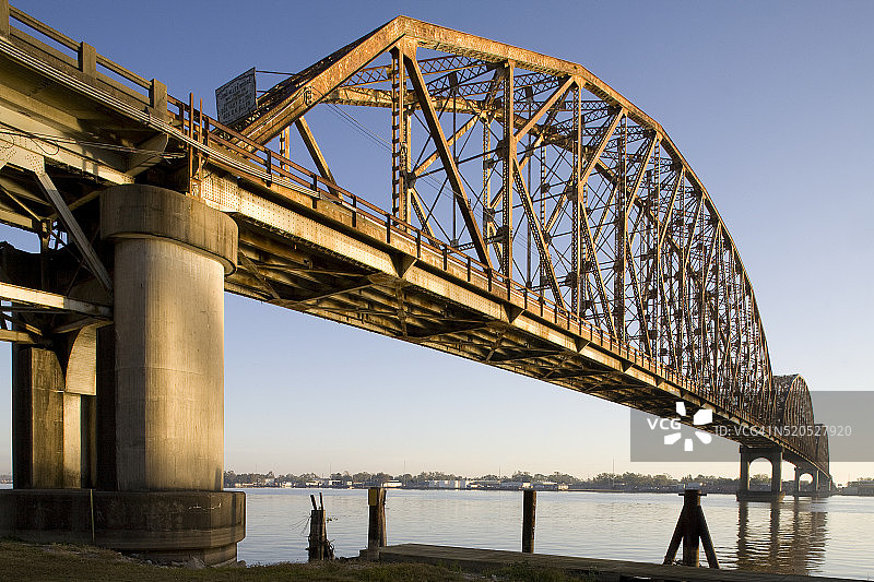 阿查法拉亚河上的桥梁图片素材