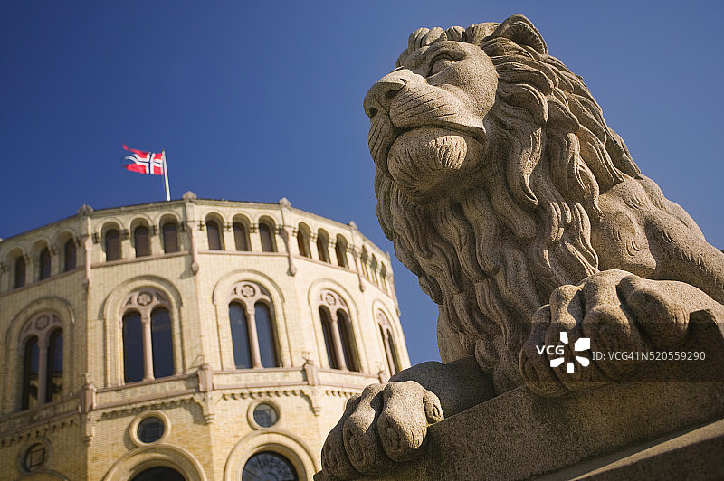 奥斯陆议会大厦前的狮子雕像图片素材