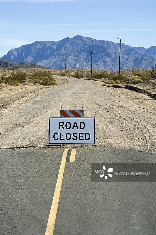 沙漠中的道路封闭标志图片素材