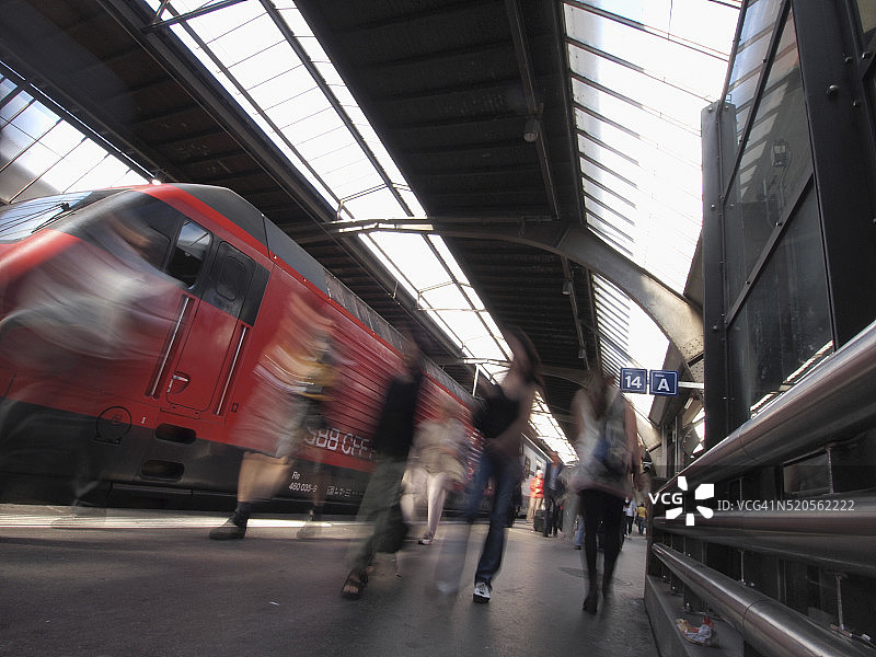 通勤者在火车站台上奔跑图片素材