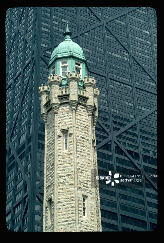 旧水塔和约翰·汉考克中心图片素材