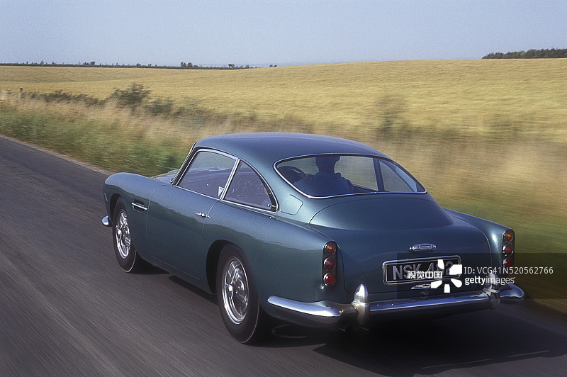 行驶中的经典阿斯顿·马丁DB4图片素材