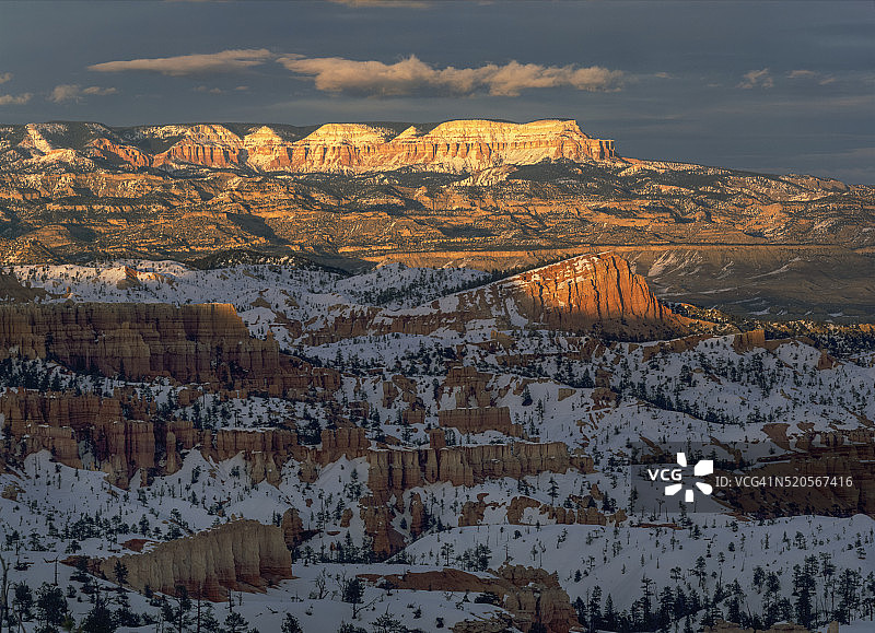 犹他州布莱斯峡谷国家公园：沉船与宝瓶座高原的日落图片素材