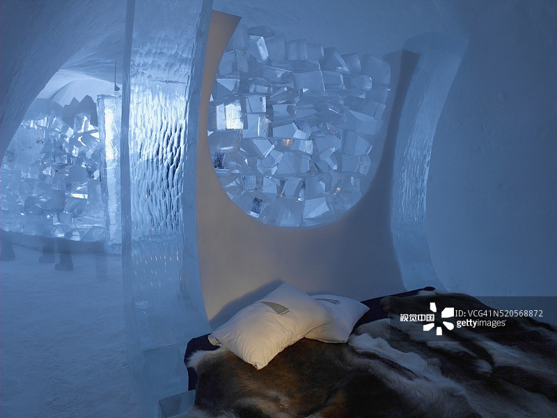 冰酒店卧室里的驯鹿床罩图片素材