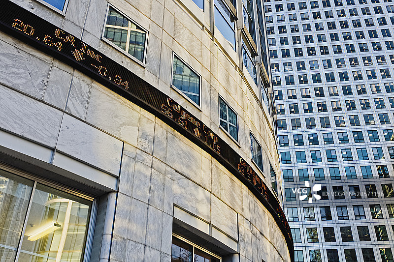 金丝雀码头办公楼上的交易行情显示屏图片素材