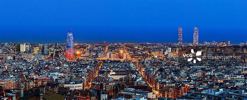 巴塞罗那城市天际线与阿格巴塔（西班牙巴塞罗那）图片素材