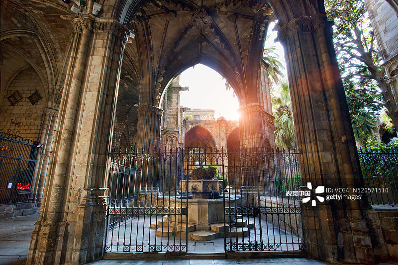 西班牙巴塞罗那圣十字圣尤拉利亚主教座堂图片素材