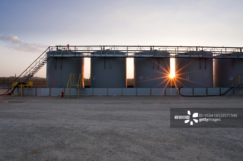 储存页岩油的储油罐图片素材