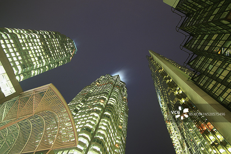 从下方拍摄的多伦多摩天大楼图片素材