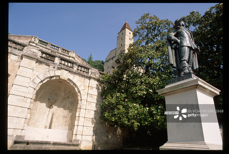 欧什纪念碑台阶旁的雕像，法国图片素材