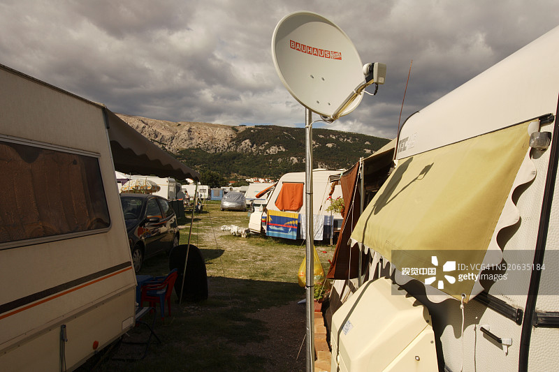 克尔克岛上露营者旁的卫星天线图片素材