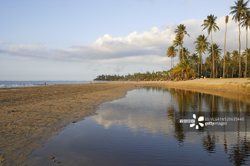 卢基约海滩上的积水图片素材