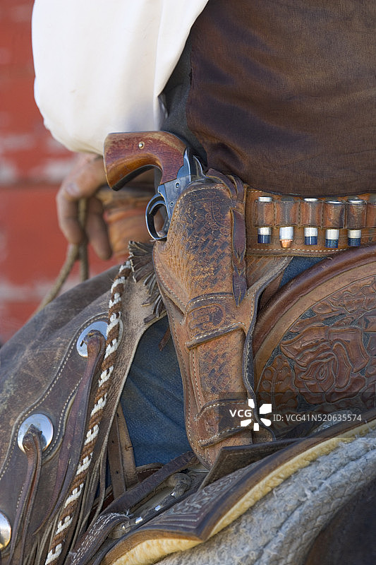 牛仔腰带上的手枪特写图片素材