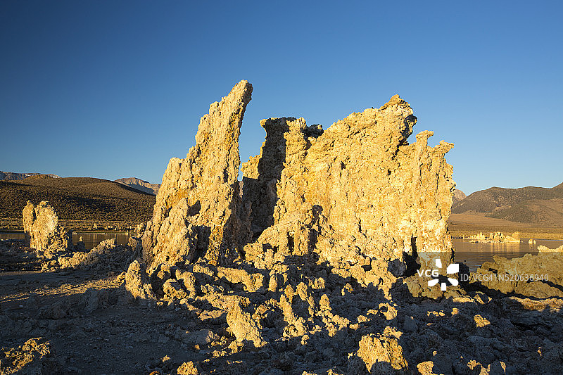 美国加州莫诺湖的著名石灰华柱图片素材