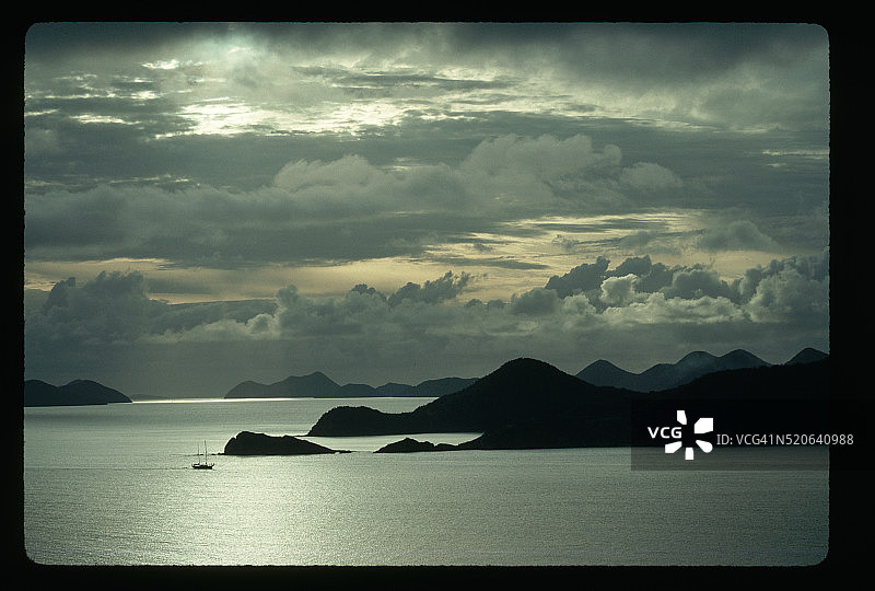 岛屿剪影与多云天空图片素材