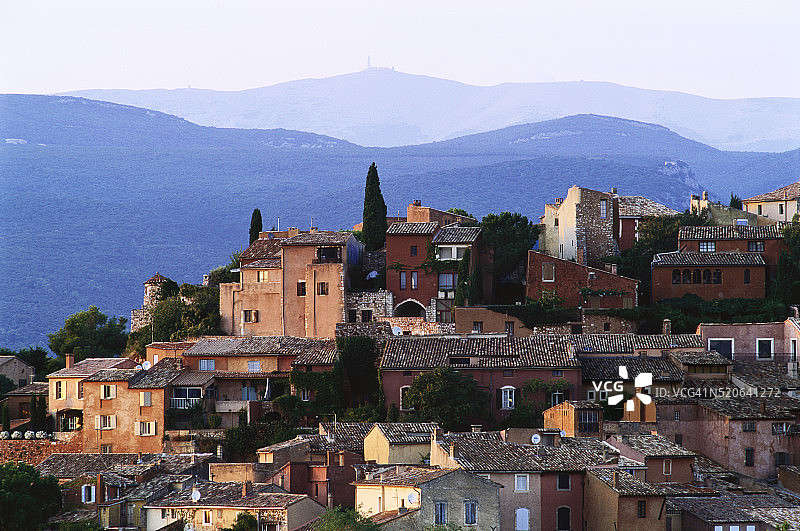 鲁西荣村庄和远处的文图山图片素材