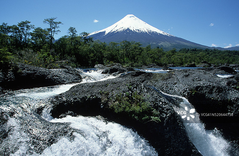 奥索尔诺火山和彼德罗韦瀑布图片素材
