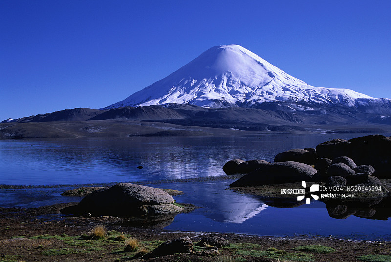 帕里纳科塔火山和 Chungara 湖，劳卡国家公园图片素材