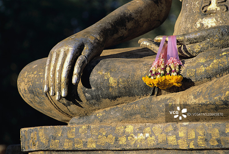 佛像手中悬挂的鲜花图片素材