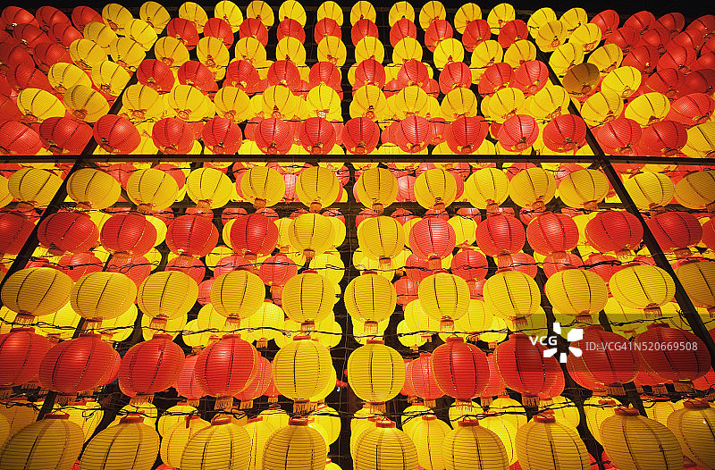 黄色和橙色纸灯笼图片素材